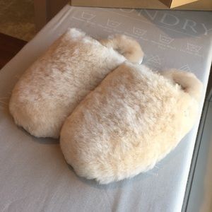 Ugg fluff clog / slippers